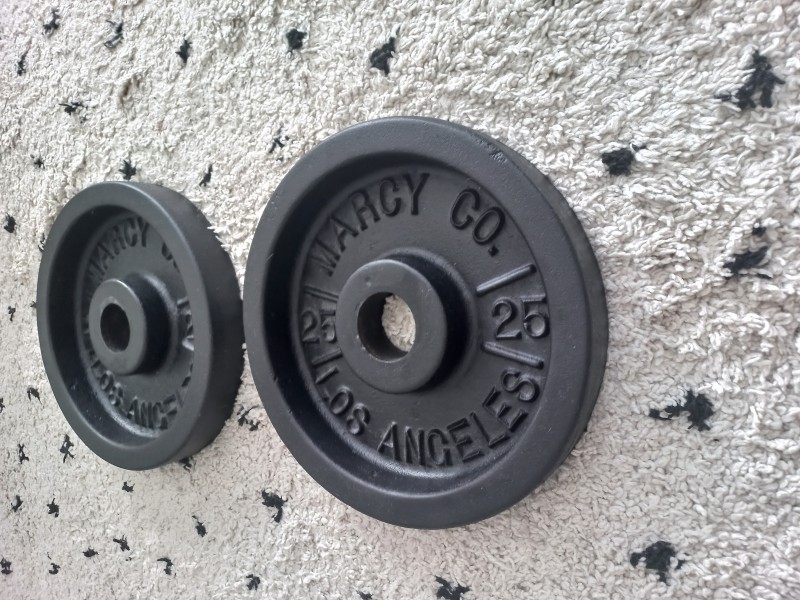 2 solidne żeliwne talerze obciążeniowe po 25 lbs (11,34 kg) każdy