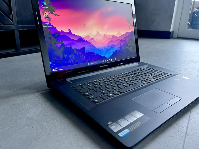 Szybki zadbany LENOVO, DUŻY EKRAN 17,3 cala, SSD, do filmów, NETFLIX ,  DOWÓZ CAŁA NL
