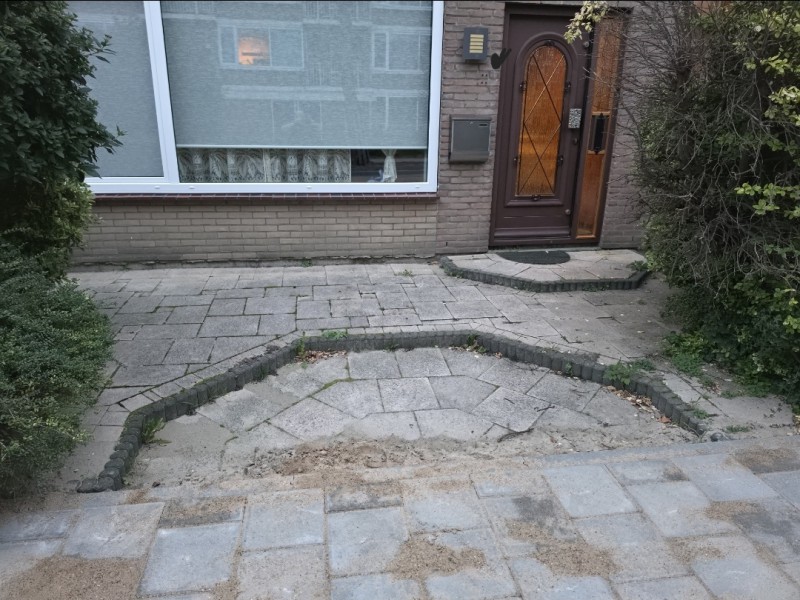 Poszukiwany brukarz - podniesienie przedogródka Hellevoetsluis (ok. 20m2)