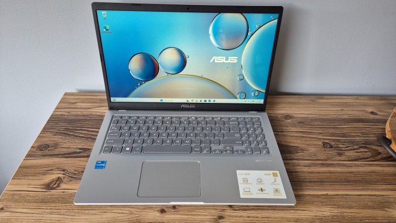 Asus 15,6/i3/8GB/256GB
