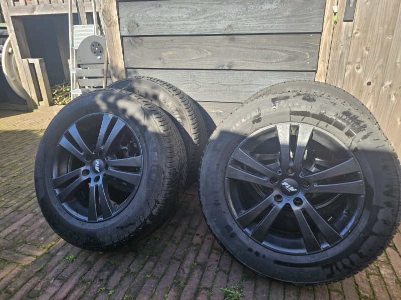 Alufelgi Mazda CX5 z oponami zimowymi 225 65 17